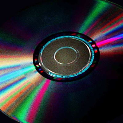 CD-levy, värikkäitä heijastuksia pinnassa