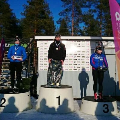 Jenny Fellman högst uppe på podiet efter FM-gulder i sprint 2017.