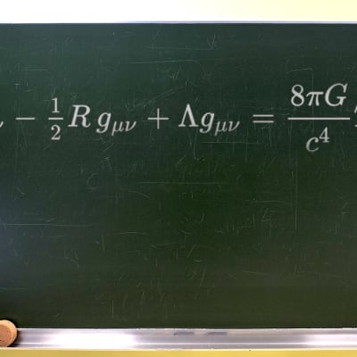 Krittavla i skola med matematisk formel.