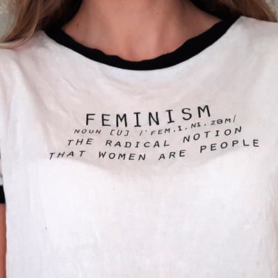 Emmy Wikström med en t-skjorta där det står feminism - the radical notion that women are people.