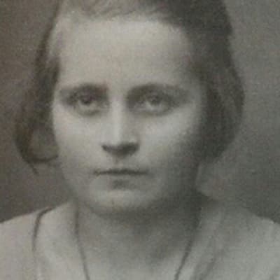 Svartvitt fotografi av Mårten Holms mormor Ina Ström ca 1920