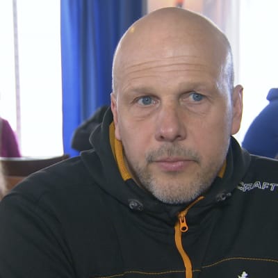 man sitter i kafeterian på passagerarfärja