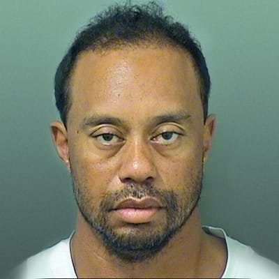 Tiger Woods ser påverkad ut.