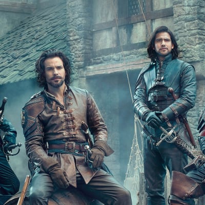 The Musketeers-sarjan kolmas tuotantokausi: päähenkilöt Aramis (Santiago Cabrera), Athos (Tom Burke), D'Artagnan (Luke Pasqualino) ja Porthos (Howard Charles).