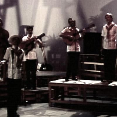 Septeto Son yhtye lopettamassa esitystä Ylen studiossa.
