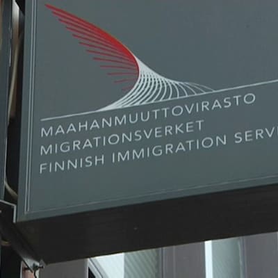 Skylt med ordet Migrationsverket på finska, svenska och engelska.
