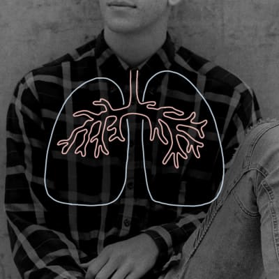 Rintakuva henkilöstä, päälle piirretty kuva keuhkoista