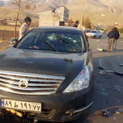 Bilen på bilden bär spår av den attack som ledde till att en ledande iransk kärnfysiker dödades den 27 november.