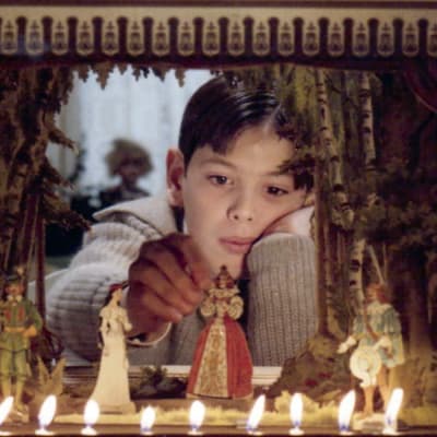 Alexander (Bertil Guve) leikkii nukketeatterilla elokuvassa Fanny ja Alexander