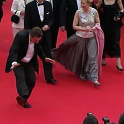 Aki Kaurismäki Cannesin punaisella matolla