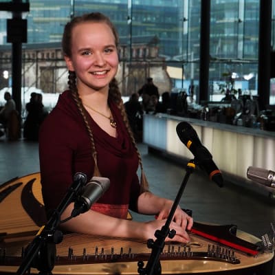 Multi-instrumentalisti-musiikinopiskelija Viola Uotila soitti kannelta Kantapöydän suorassa lähetyksessä 27.1.2016.
