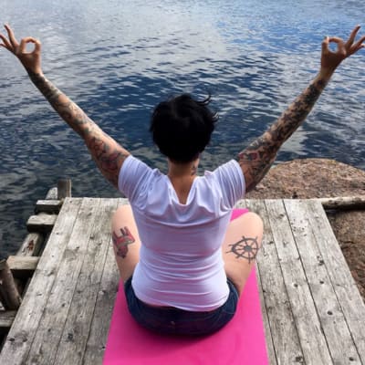 Jenny Belitz-Henriksson yogar på brygga. 