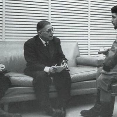 foto på Che, jean-paul sartre, simone de beauvoir som diskuterar