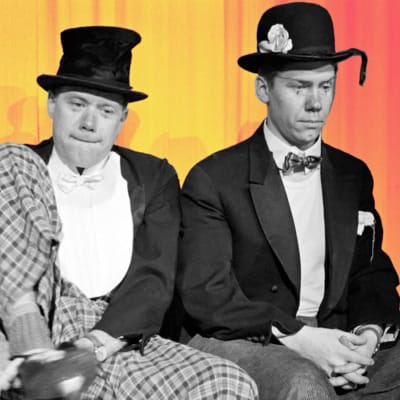 Två skådespelare i lustiga kostymer på Elantos lillajulsfest 1958.