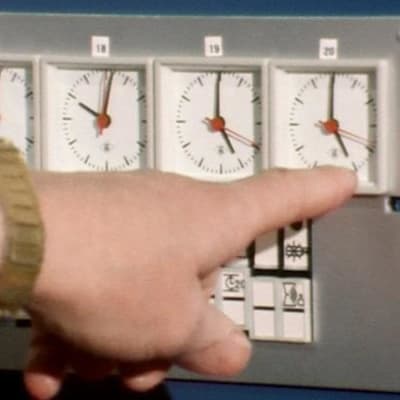 Sormi ja kello havainnollistavat siirtymistä kesäaikaan vuonna 1981.