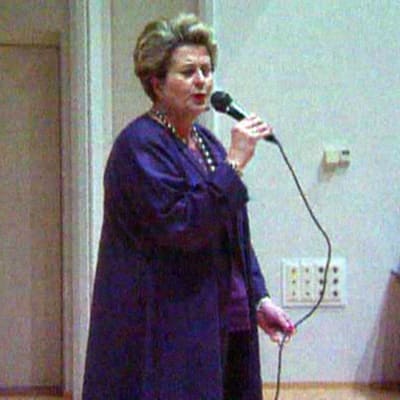 Riitta Uosukainen laulaa karaokea.