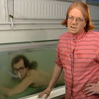 Johan Lind (Heikki Silvennoinen) esittelee suklaamonninsa (Timo Kahilainen).