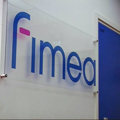 Bild som visar Fimeas logotyp på en vägg
