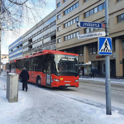Mikkelin joukkoliikenteen bussi on pysähtynyt tien reunaan Mikkelin keskustassa.
