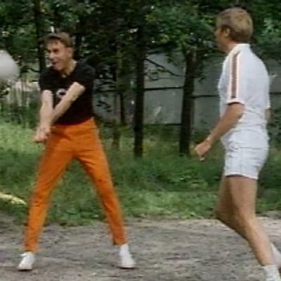 Mauno Koivisto pelaa lentopalloa