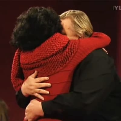 Lenita Airisto ja Vesa-Matti Loiri syleilevät Mansikkapaikka-ohjelmassa.