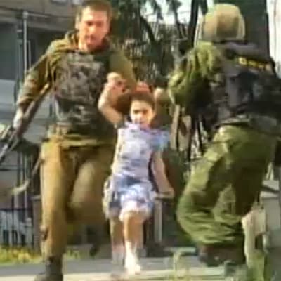 Sotilas pelastaa tytön kaapatusta koulusta (2004).