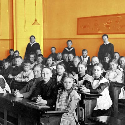 En skolklass fotograferad 1921. Eleverna sitter i sina pulpeter.