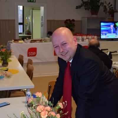 Riksdagsvalet 2019: Joona Räsänen (SDP) tillsammans med stödtrupper på sin valvaka i Lojo.