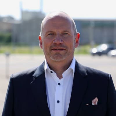 Infinited Fiber Companyn toimitusjohtaja Petri Alava seisoo kesällä parkkipaikalla.
