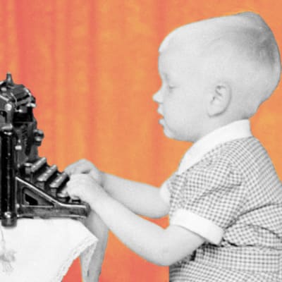 Pieni poika kirjoittaa kirjoituskoneella.