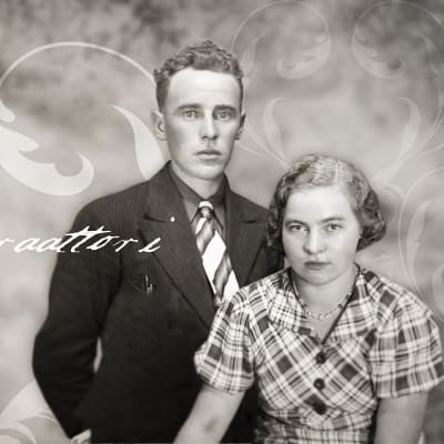 Deittigeneraattori teksti ja mustavalkoinen kuva nuoresta parista 1930-luvulta sisävaatteissa.