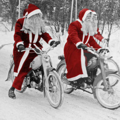 Jultomtar åker på Solifer mopeder.