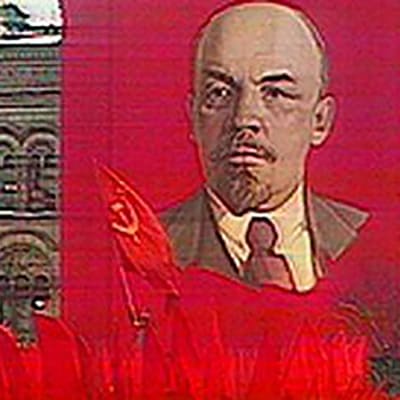 Leninin kuva vallankumouksen vuosiparaatiss.