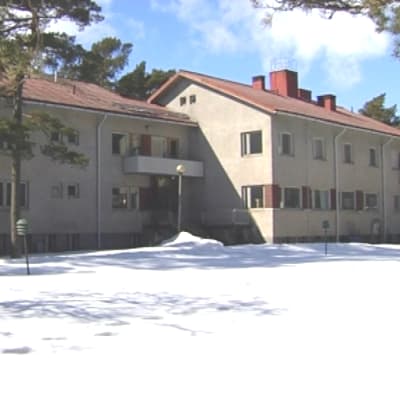 Ett stenhus står i ett vinterlandskap.