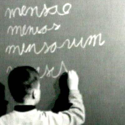 Norssin oppilas kirjoittaa liidulla mensa-sanan taivutuksen (1967).