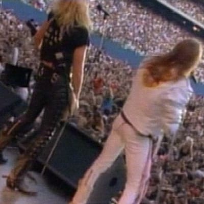 Kuvakaappaus Guns N' Rosesin musiikkivideolta Paradise City.