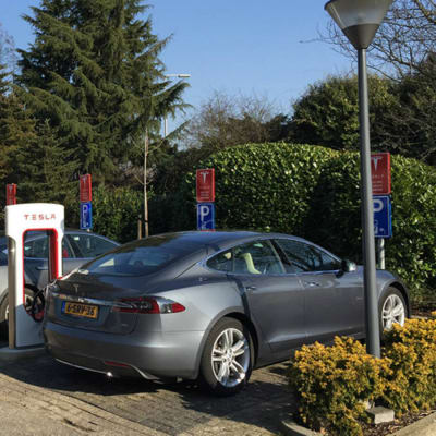 Teslabilar vid laddningsstation.