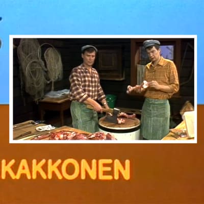 Jaakko Kolmonen ja lihamestari Matti Elomaa paloittelevat hirven ruhon Riistakakkosessa 1982.