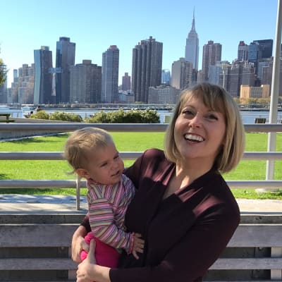 Rebecca Hollis bär på sin dotter Charlotte i stadsdelen Queens i New York.