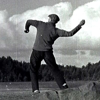 Heikki Aho heittää kiven veteen (1930-luku).