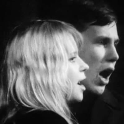 Tarleena Sammalkorpi ja Pekka Milonoff laulavat Helsingin Teiniteatterin Sex-kabareessa.