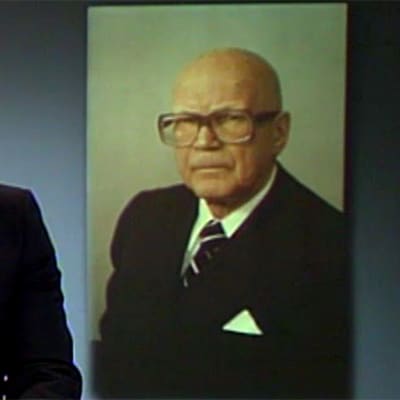 Kari Toivonen lukee uutisen Kekkosen kuolemasta (1986).