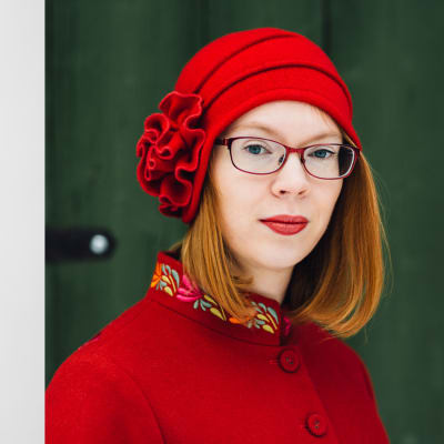 En svartvit bild på Michaela von Kugelgen och en färgbild på Maria Turtschaninoff. Michaela har på sig en spräcklig jacka och Maria har på sig en röd jacka och en röd hatt. 