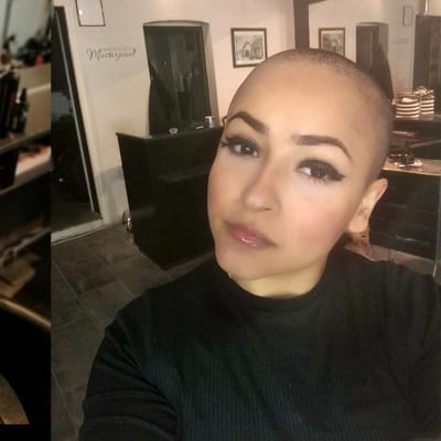 Till vänster en bild där Davini sitter i en stol i sin frisörsalong och rakar av sitt hår.  Till höger en bild där hon tittar in i kameran, utan hår på huvudet. 