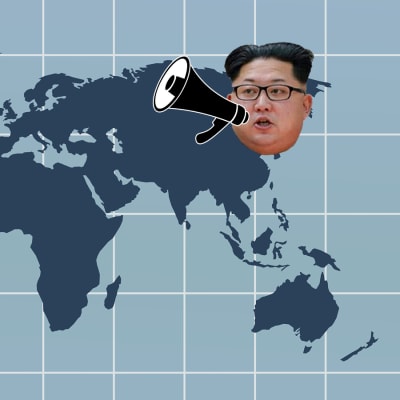 Bildcollage där Donald Trump och Kim Jong-un ropar till varandra med megafon över världskartan.