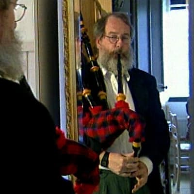 Antero Perttunen arvelee innostuneensa säkkipillin soittamisesta kuultuaan Suomeen matkaavan laivan sumusireenin ulvovan. Jyväskylään kotiutunut Perttunen löysi itselleen ammatin ja musisointimahd