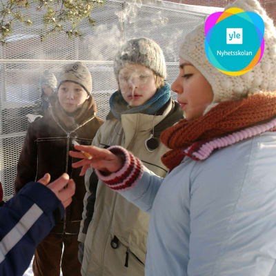Unga röker i en ring i serien Nollatoleranssi. Pojken räcker en tobak till flickan.