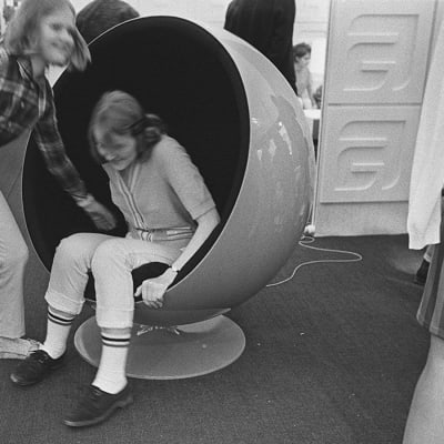 lahden messut 1.1.1960. Tytöt kokeilevat pallotuolia.