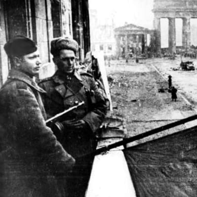Sovjetiska soldater vid Brandenburger Tor strax efter erövringen av Berlin.
