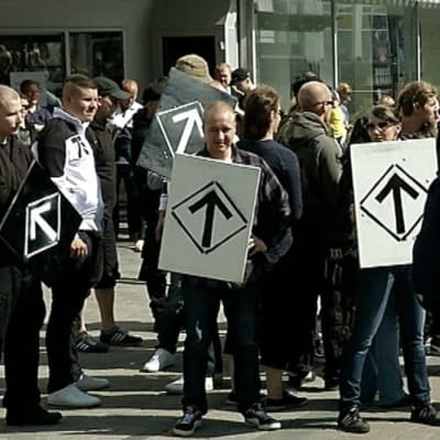 En demonstration med högerextrema anhängare har lett till oroligheter i Jyväskylä på lördagen. Demonstranter från Finska motståndsrörelsen ska ha stormat in i ett varuhus.